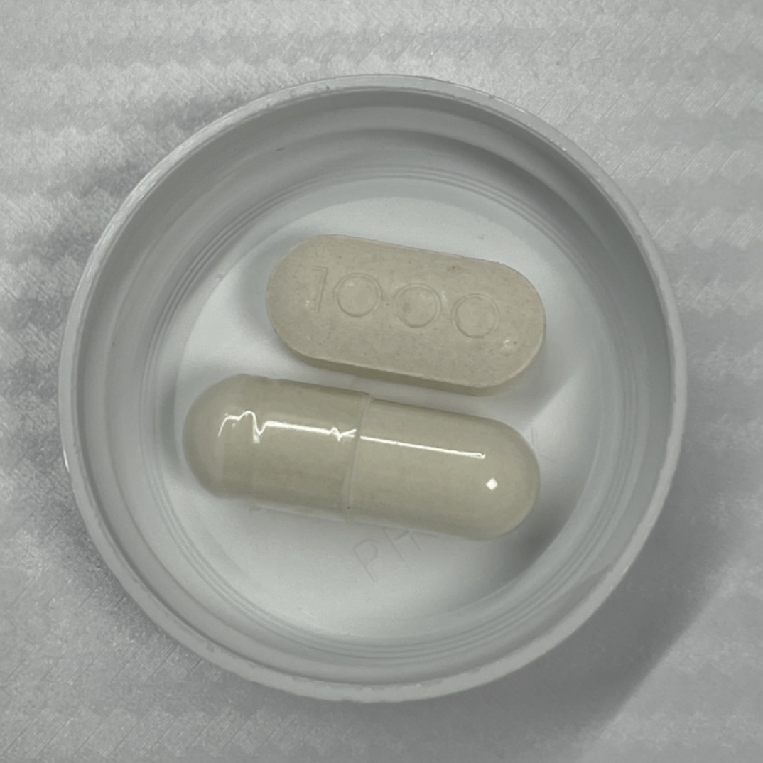 Comparación de tamaño entre la cápsula de mastic gum de Jarrow y una pastilla de vitamina C de 1.000 mg
