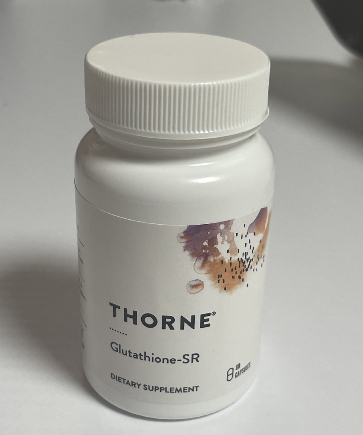 Bote de Thorne Glutathione-SR de 60 cápsulas con la etiqueta frontal a la vista